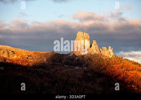 Vue spectaculaire d'un matin d'automne sur les pics emblématiques des Cinque Torri dans les Dolomites, en Italie, baignés de lumière du soleil avec des mélèzes dorés. Banque D'Images