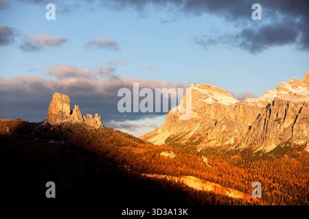 Vue spectaculaire d'un matin d'automne sur les pics emblématiques des Cinque Torri dans les Dolomites, en Italie, baignés de lumière du soleil avec des mélèzes dorés. Banque D'Images