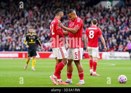 West Bridgford, Royaume-Uni. 01 novembre 2025. Douglas Luiz (12 ans), milieu de terrain de Nottingham Forest, et Murillo (5 ans), défenseur de Nottingham Forest lors du match de première League de Nottingham Forest contre Manchester United au City Ground, West Bridgford, Angleterre, le 1er novembre 2025 crédit : Eleanor Hoad/Every second Media crédit : Every second Media/Alamy Live News Banque D'Images