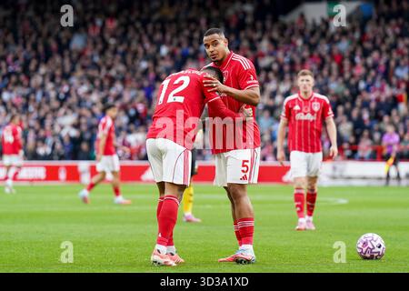 West Bridgford, Royaume-Uni. 01 novembre 2025. Douglas Luiz (12 ans), milieu de terrain de Nottingham Forest, et Murillo (5 ans), défenseur de Nottingham Forest lors du match de première League de Nottingham Forest contre Manchester United au City Ground, West Bridgford, Angleterre, le 1er novembre 2025 crédit : Eleanor Hoad/Every second Media crédit : Every second Media/Alamy Live News Banque D'Images