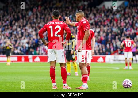 West Bridgford, Royaume-Uni. 01 novembre 2025. Douglas Luiz (12 ans), milieu de terrain de Nottingham Forest, et Murillo (5 ans), défenseur de Nottingham Forest lors du match de première League de Nottingham Forest contre Manchester United au City Ground, West Bridgford, Angleterre, le 1er novembre 2025 crédit : Eleanor Hoad/Every second Media crédit : Every second Media/Alamy Live News Banque D'Images