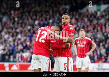 West Bridgford, Royaume-Uni. 01 novembre 2025. Douglas Luiz (12 ans), milieu de terrain de Nottingham Forest, et Murillo (5 ans), défenseur de Nottingham Forest lors du match de première League de Nottingham Forest contre Manchester United au City Ground, West Bridgford, Angleterre, le 1er novembre 2025 crédit : Eleanor Hoad/Every second Media crédit : Every second Media/Alamy Live News Banque D'Images