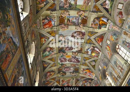 Rome, Vatican - 10 mars 2011 : fresque au plafond de la chapelle Sixtine du Vatican, créée par Michel-Ange entre 1508 et 1512, commandée Banque D'Images