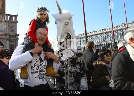 Venise, Italie - 6 mars 2011 : invités et participants en costume de licorne pendant le Carnaval de Venise. Le carnaval de 2011 a eu lieu du 26 février Banque D'Images