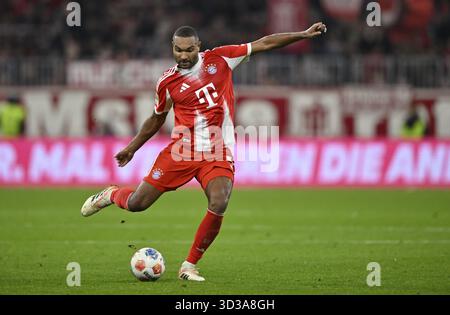 Jonathan Tah FC Bayern Munich FCB (04) action au bal Allianz Arena, Munich, Bayern, Allemagne Banque D'Images