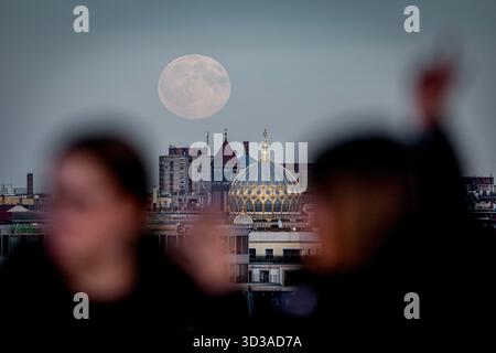 Berlin, Allemagne. 05 novembre 2025. La pleine lune se lève sur Berlin en fin d'après-midi. Crédit : Kay Nietfeld/dpa/Alamy Live News Banque D'Images