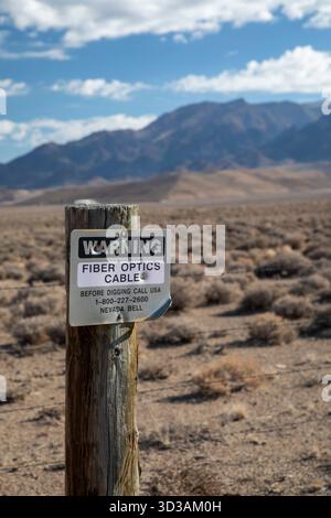 Round Mountain, Nevada - Un panneau avertit de la présence d'un câble de fibre optique enfoui dans le désert du Nevada. Banque D'Images