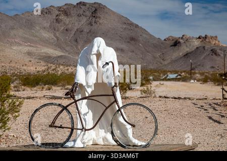Beatty, Nevada - L'art est l'attraction de Rhyolite, une ville qui a explosé brièvement après la découverte de l'or en 1904. Albert Szukalski a créé Ghost Ride Banque D'Images
