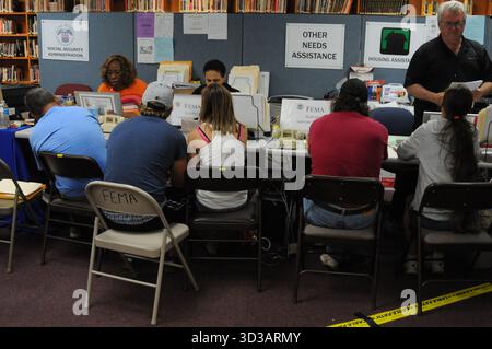 Après la tornade meurtrière du 20 mai 2013, les employés de la Federal Emergency Management Agency (FEMA) fournissent des informations aux survivants sur les services de secours de la FEMA et sur la façon de les demander, Oklahoma City, Oklahoma, 15 juin 2013. (Photo de George Armstrong/FEMA) Banque D'Images
