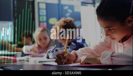 Fille d'écriture portant le haut rose se concentrant avec un crayon dans la salle de classe, avec des crayons de cahiers, espace de copie Banque D'Images
