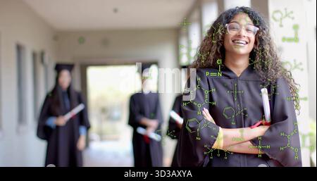 Étudiant asiatique souriant titulaire d'un diplôme dans le couloir de l'école avec des superpositions chimiques vertes, espace de copie Banque D'Images
