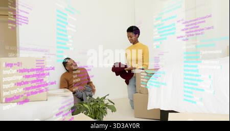 Déballage de couple triant des vêtements dans une chambre résidentielle, avec des boîtes mobiles et un code projeté Banque D'Images