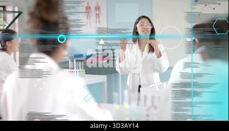Démonstration du pipetage par l'instructeur et explication de l'expérience en laboratoire avec des tubes à essai, superpositions de données Banque D'Images