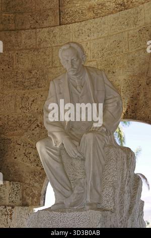 Monument José Marti, mausolée, cimetière Cementerio Santa Ifigenia, Santiago de Cuba, Cuba, Amérique centrale, statue blanche d'un homme en costume assis i Banque D'Images