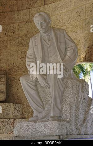 Monument José Marti, mausolée, cimetière Cementerio Santa Ifigenia, Santiago de Cuba, Cuba, Amérique centrale, statue blanche d'un homme en costume assis i Banque D'Images