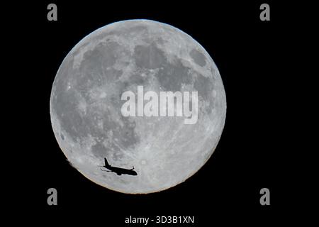 Berlin, Allemagne. 05 novembre 2025. Un avion survole la pleine lune au-dessus de Berlin. Crédit : Kay Nietfeld/dpa/Alamy Live News Banque D'Images