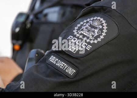 Calgary, Alberta, Canada. 13 juin 2025. Un gros plan révèle un insigne de la police de Calgary et un écusson de l'unité de sécurité publique sur un uniforme de police, symbolisant la dédica Banque D'Images