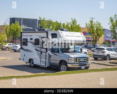 Calgary, Alberta, Canada. 11 juin 2025. Un véhicule récréatif (VR) de Fraserway RV garé, incarnant l'esprit des Road trips, de l'aventure et de la comfo Banque D'Images