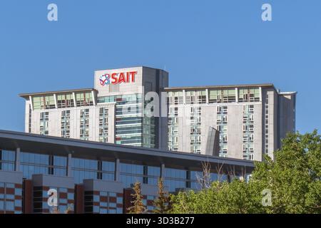 Calgary, Alberta, Canada. 8 juin 2025. Une vue extérieure claire du bâtiment du campus sait sous un ciel bleu vibrant, mettant en valeur son architecte moderne Banque D'Images