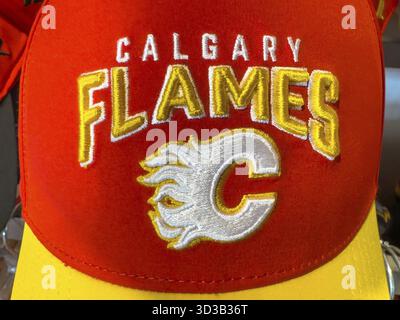 Calgary, Alberta, Canada. 10 avril 2025. Gros plan d'une casquette de baseball Calgary Flames portant le nom de l'équipe et le logo Flaming C brodés en blanc et Banque D'Images