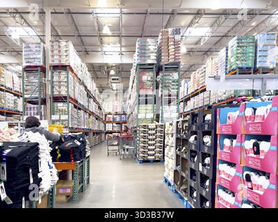 Calgary, Alberta, Canada. 10 avril 2025.L'intérieur d'un magasin de gros Costco, comprend de grandes allées remplies de marchandises en vrac et des acheteurs avec des shoppins Banque D'Images