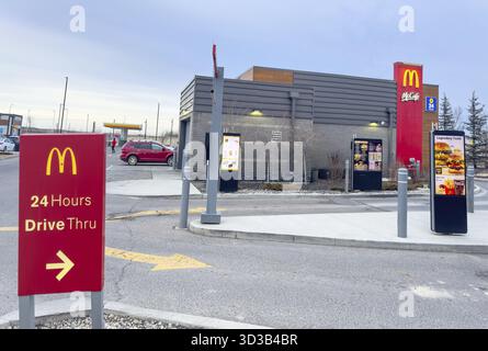 Calgary, Alberta, Canada. 13 mars 2025. Un restaurant McDonald's avec drive-in ouvert 24 heures sur 24. Les voies du drive sont dotées de menus numériques et de directions Banque D'Images