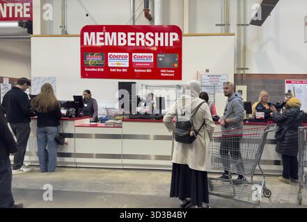 Calgary, Alberta, Canada. 12 mars 2025. Les représentants du service à la clientèle aident avec les adhésions au comptoir dédié Costco, où un grand Banque D'Images