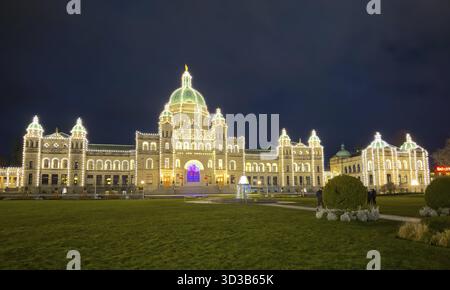 Victoria, Colombie-Britannique, Canada. 23 février 2025. Les édifices du Parlement de la Colombie-Britannique illuminés la nuit, mettant en valeur la grandeur architecturale wi Banque D'Images