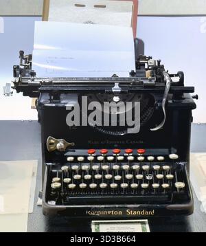Calgary, Alberta, Canada. 3 mars 2025. Une machine à écrire Remington 12 vintage, noire avec des accents chromés, se trouve sur l'affichage avec un loade de page partiellement dactylographié Banque D'Images