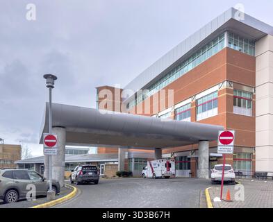 Calgary, Alberta, Canada. 1er mars 2025. L'entrée d'urgence du Royal Jubilee Hospital à Victoria, en Colombie-Britannique, est capturée avec une ambulance et un véhicule policier Banque D'Images