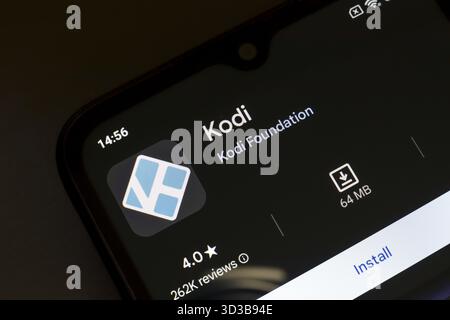 8 novembre 2024, Brésil. Dans cette illustration photo, le logo de l'application Kodi est affiché sur l'écran d'un smartphone Banque D'Images