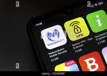 4 novembre 2024, Brésil. Dans cette illustration photo, le logo Malwarebytes, Norton VPN et DevCheck est affiché sur l'écran d'un smartphone Banque D'Images