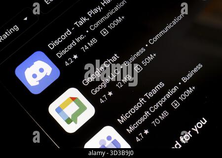 1er novembre 2024, Brésil. Dans cette illustration photo, le logo de l'application Discord, Google Chat et Microsoft Teams est affiché sur l'écran d'un smartphone Banque D'Images