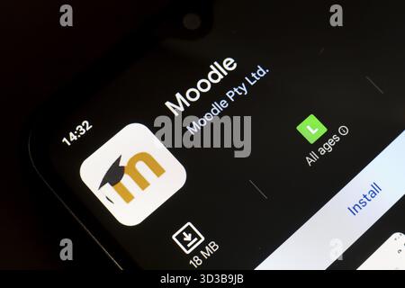 1er novembre 2024, Brésil. Dans cette illustration photo, le logo de l'application Moodle est affiché sur l'écran d'un smartphone Banque D'Images