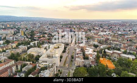 Vue aérienne de Novi Sad Serbie avec rues et bâtiments urbains au coucher du soleil Banque D'Images