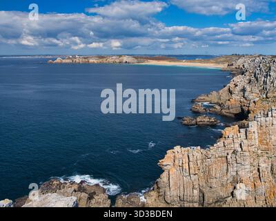 Des falaises de granit spectaculaires tombent dans l'Atlantique au-dessus de la plage de Pen Hat, vue depuis la pointe de Pen Hir sur la péninsule de Crozon, Bretagne, France. Banque D'Images
