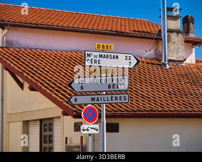 Landes de Gascogne, France - Oct 08 2025 : une épave à hayon blanche avec de graves dommages à l'avant se trouve dans un parking verdoyant après la pluie dans les Landes de Gascogne, France, évoquant la décomposition urbaine et les suites d'un accident. Banque D'Images