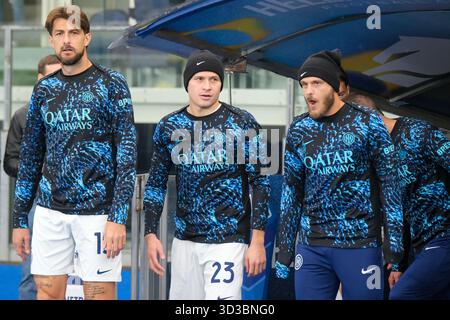 Nicolo Barella du FC Internazionale et Federico Dimarco du FC Internazionale entrent sur le terrain avant le match de football entre le Hellas Verona FC et Banque D'Images
