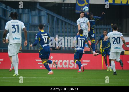 Armel Bella-Kotchap du Hellas Verona FC contrasté avec Carlos Augusto du FC Internazionale lors du match de football entre le Hellas Verona FC et le FC Inte Banque D'Images