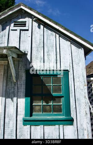 Fenêtre sarcelle patinée sur rustique Cottage, Monterey Californie Banque D'Images