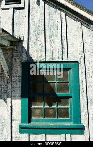 Fenêtre sarcelle patinée sur rustique Cottage, Monterey Californie Banque D'Images