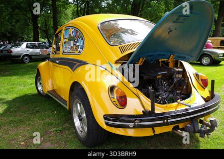 Bad Bentheim, Allemagne - 13 juillet 2025 L'arrière d'une voiture vintage Volkswagen noir jaune avec le moteur visible. Banque D'Images