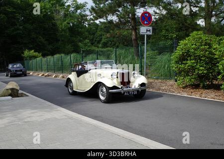 Bad Bentheim, Allemagne - 13 juillet 2025 une MG TD originale de 1952 conduit dans une rue vers la réunion annuelle de voitures anciennes het. Banque D'Images