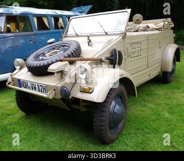 Bad Bentheim, Allemagne - 13 juillet 2025 Une Volkswagen type 82 Kübelwagen est un véhicule utilitaire léger militaire basé sur la Beetle que Ferdinand Porsche de Banque D'Images