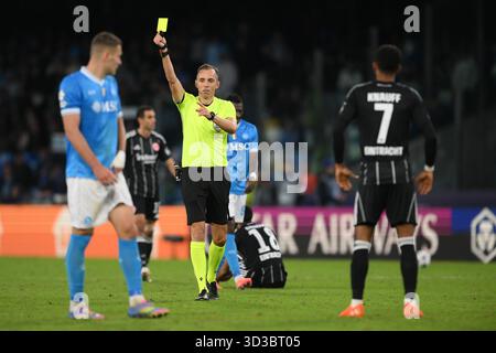 4 novembre 2025, Diego Armando Maradona Stadium, Naples, Italie ; UEFA Europa League Football match ; Napoli contre Francfort ; arbitre Joao Pinheiro Banque D'Images