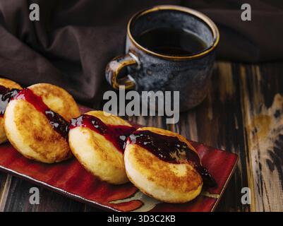 Nourriture, gâteaux au fromage Cottage avec confiture de baies Banque D'Images