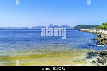Magnifique paysage Panorama littoral vagues d'eau Rocheuses montagnes et collines de Niteroi de la plage de Flamengo à Rio de Janeiro Brésil Banque D'Images