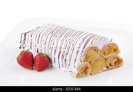 Nourriture, crêpes aux fraises avec crème fouettée sur assiette Banque D'Images