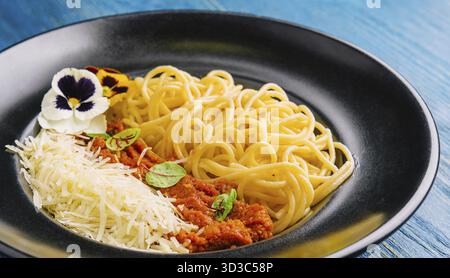 Nourriture, spaghetti à la sauce bolognaise et parmesan râpé Banque D'Images