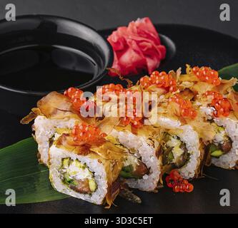 Nourriture, petits pains de sushi avec flocons de bonite, thon, crème au fromage et concombre Banque D'Images